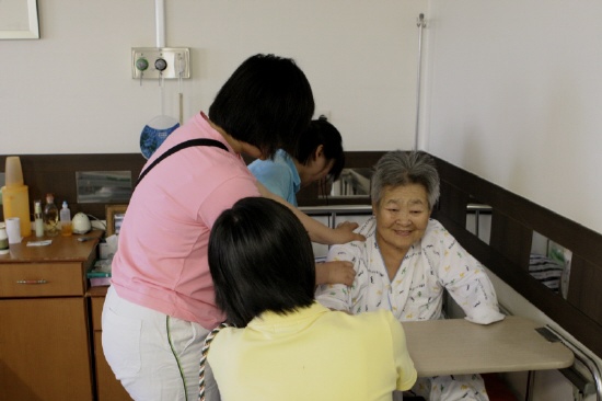 '말벗나무' 학생들이 팔·어께 주물러드리기, 손·발 맛사지 등을 해드리고 있다. 